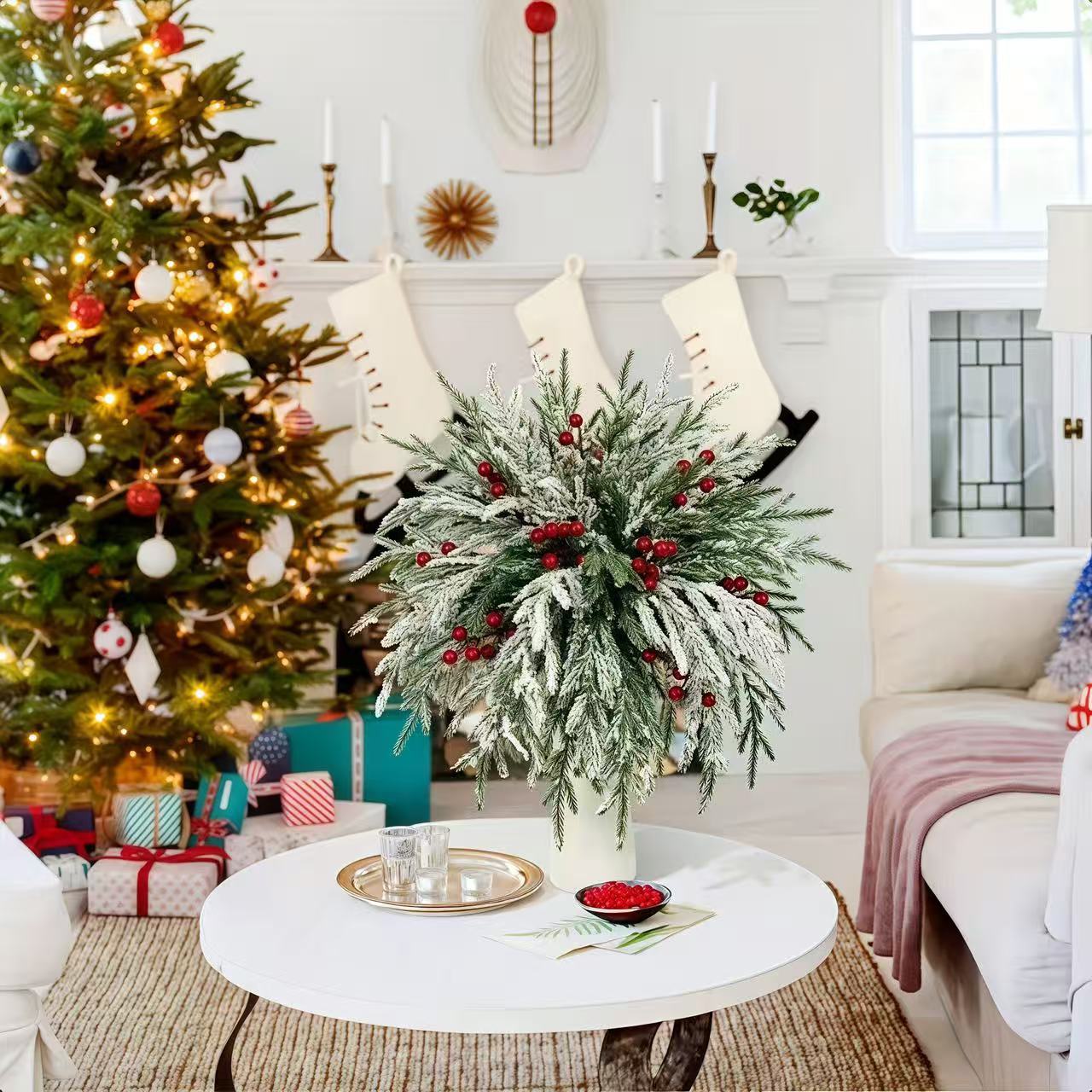 Kunstige grener av Norfolk-gran med røde bær – bærekraftig julepynt!